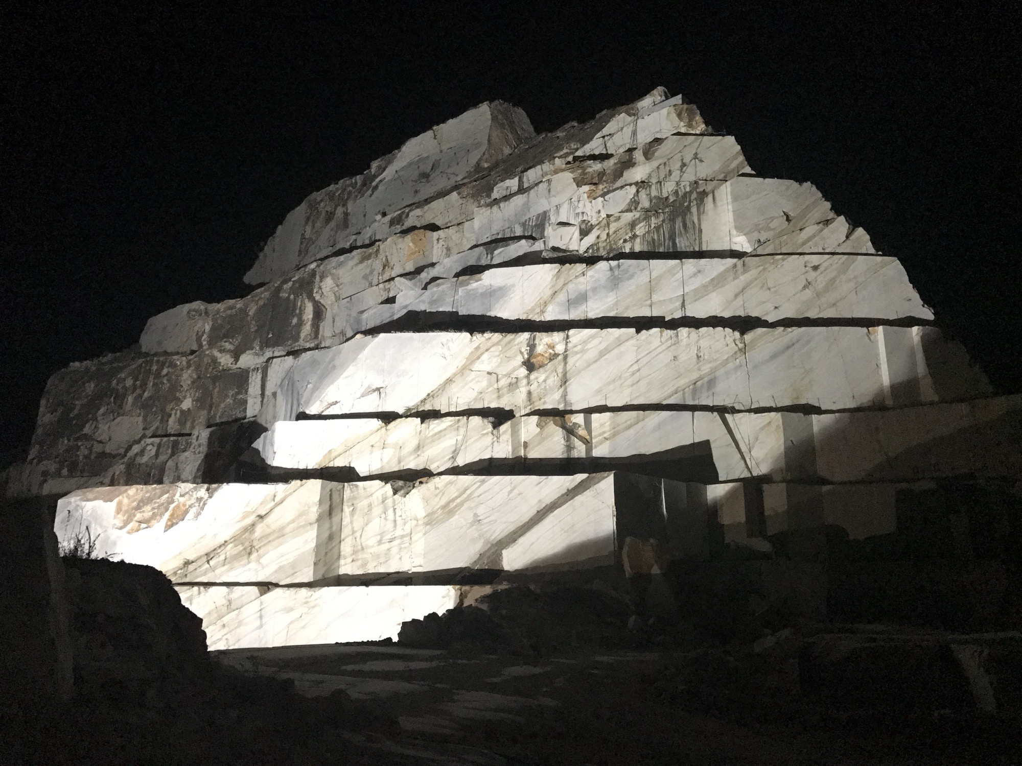 Blocco di marmo nella notte