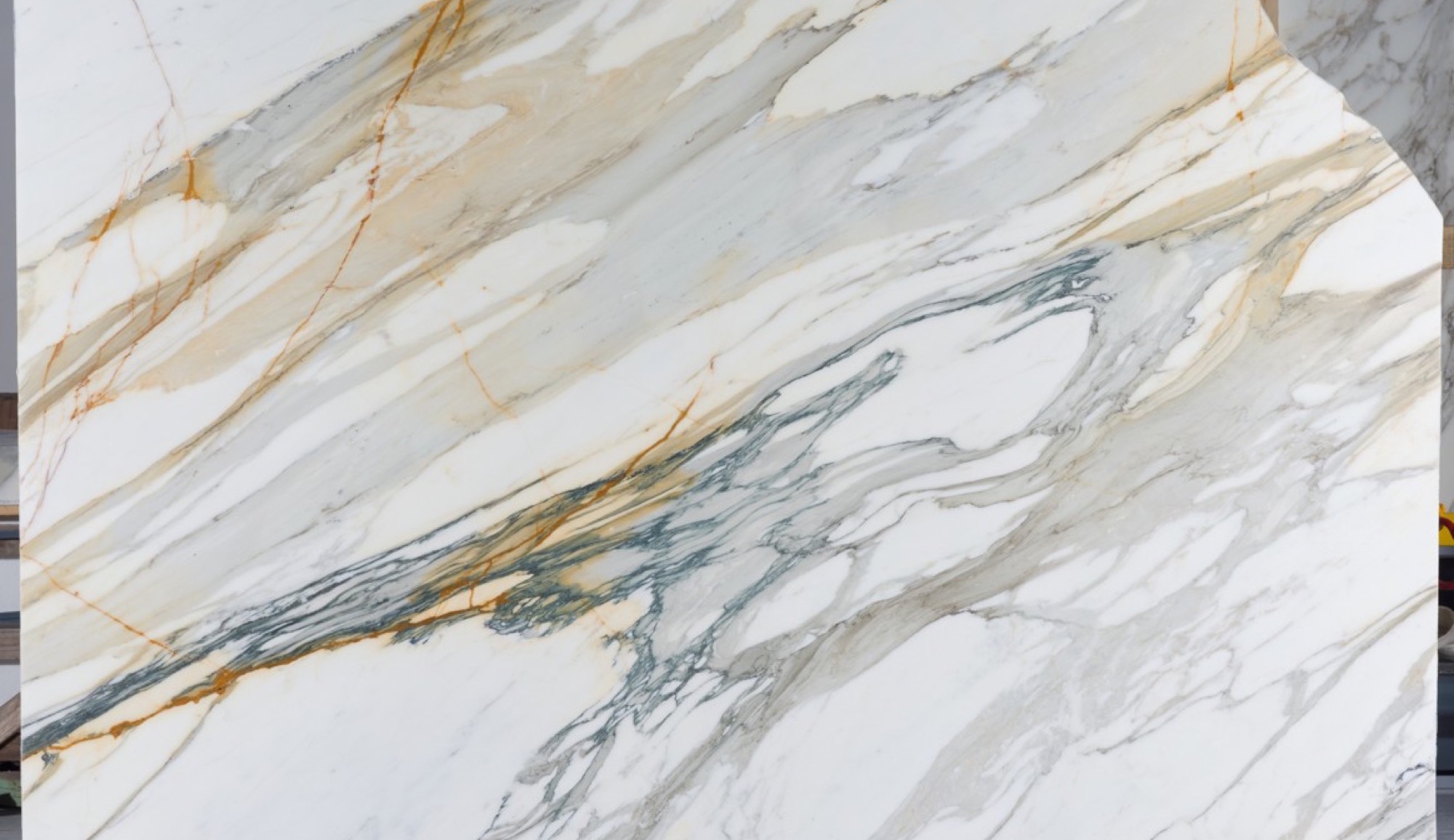 Lastra di marmo Calacata Borghini con venatura dorata
