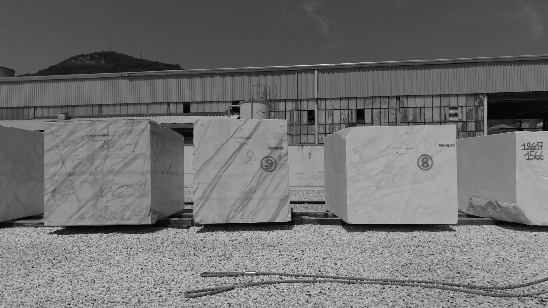 Blocchi di marmo Calacata Borghini nel piazzale di Carrara