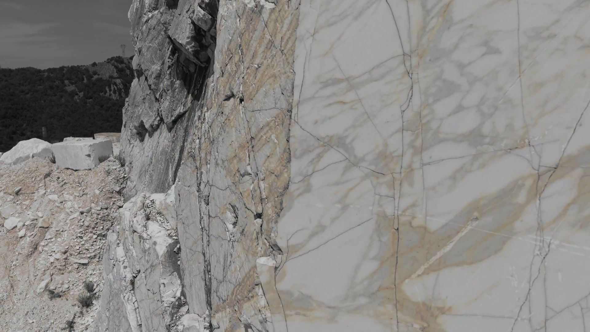 Parete della cava Ruggetta a Carrara, marmo Calacata Borghini