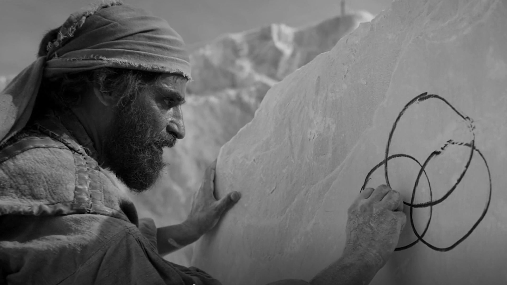 Michelangelo alla cava traccia tre cerchi sulla parete di marmo